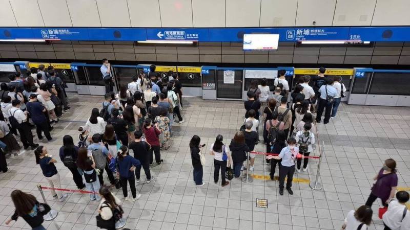 台北捷運公司表示，為加強疏運板南線人潮，平日2分鐘的最密班距，11月10日起將從上午8時提早至7時30分實施，經整體調度後，屆時平日上午尖峰將可增加一部列車約1500人的運能。（台北捷運公司提供）