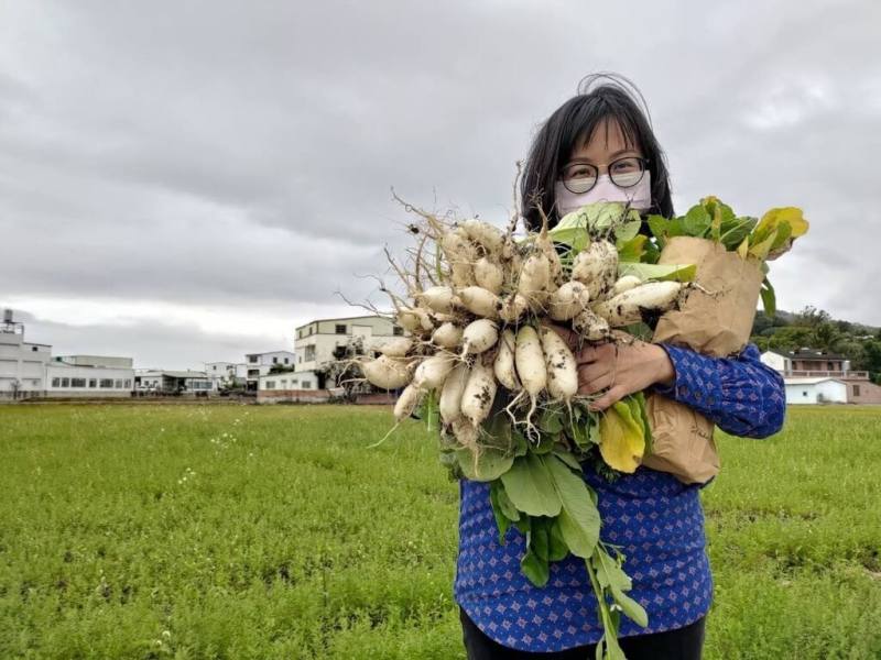 音樂人鄭巧琪（圖）除做音樂企劃、寫文章、當小編，有空也會跟著夫家下田耕種，她並為小公視節目「古典魔力客」擔任節目企劃，盼用有趣的劇情跟影像「轉譯」古典樂，喚醒孩子的感動。（鄭巧琪提供）