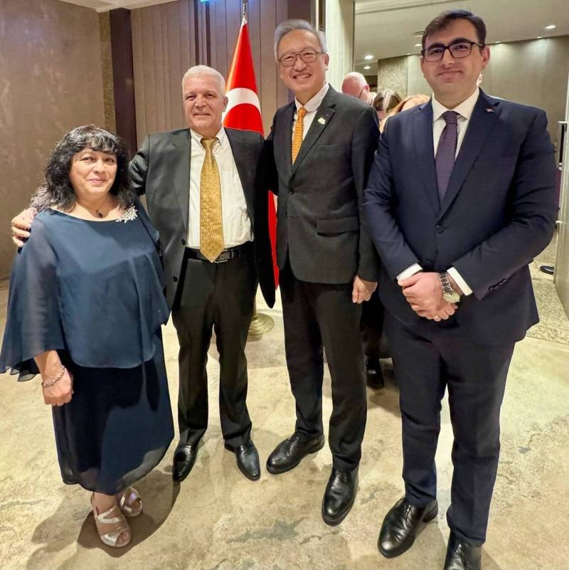 外交部政務次長吳志中（右二）與駐台北土耳其貿易辦事處代表柯睿（Fikret Türkeş，左二）及副代表艾登（Cihat Aydın，右一）合影