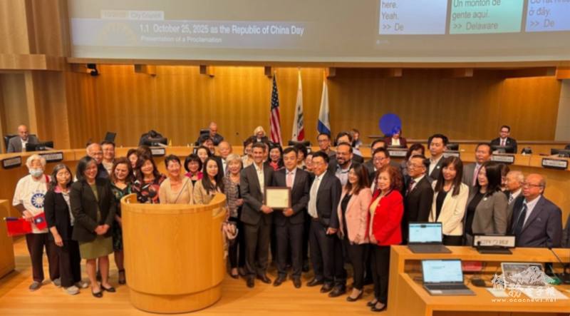 聖荷西市長Matt Mahan頒發賀狀，僑團僑領嘉賓共同見證