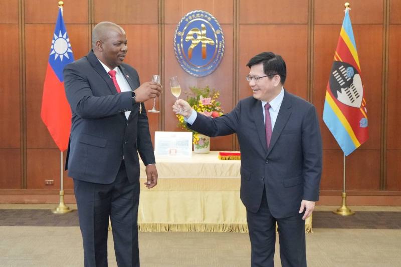 外交部長林佳龍恭賀史瓦帝尼王國王家警察總署總長馬桑戈（Manoma Vusie Masango）獲頒「睦誼外交獎章」。