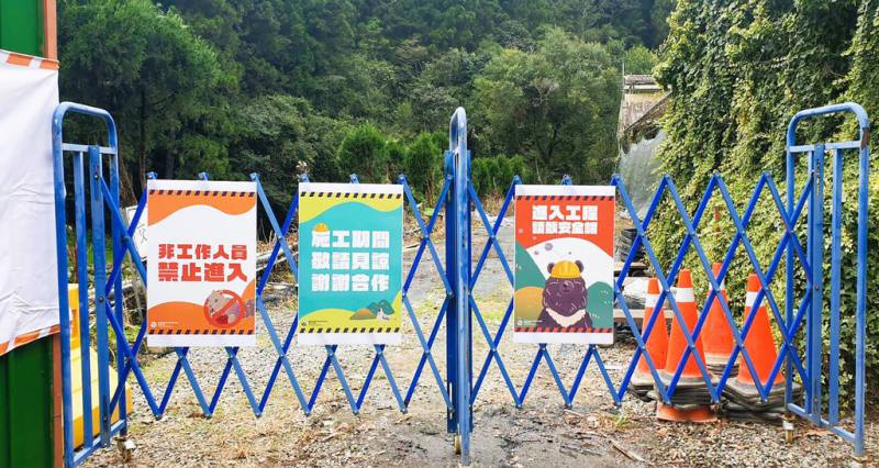 農業部林業及自然保育署南投分署以自然共生、永續循環為核心理念，整合在地物種、保育觀念及工程語彙，設計出治山防災工程品牌識別系統，應用於圍籬、警示標語與告示牌等，讓公共工程融入環境教育意涵，榮獲2025美國繆思國際設計大獎戶外廣告類銀獎。（南投分署提供）