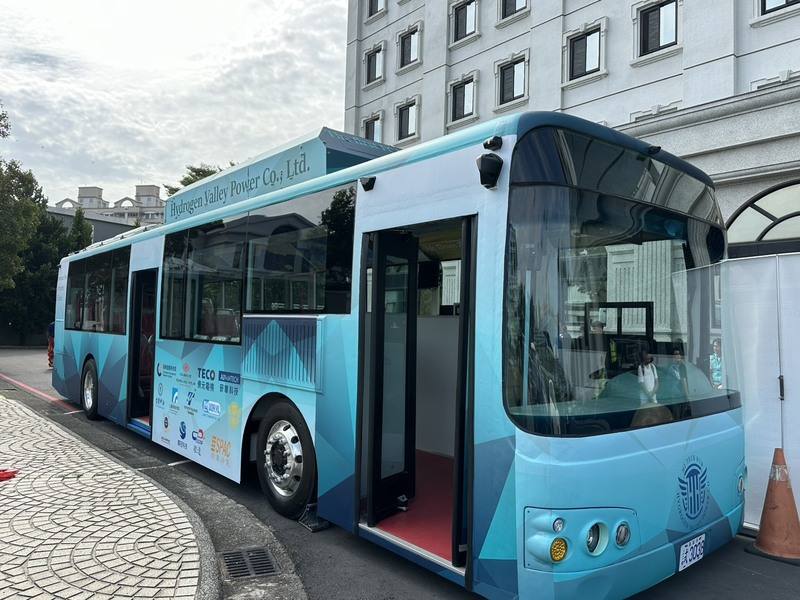 新創公司「氫谷動能」30日在高雄市議會舉辦首輛國產氫能巴士啟航儀式，此輛氫巴將赴法國巴黎參展，並至德國進行國際認證。