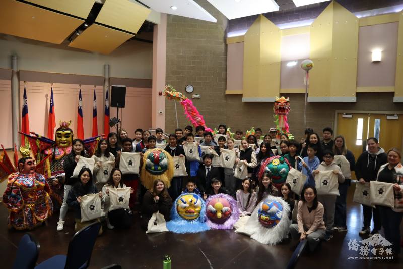 與Barrington Middle School中學生全體合影