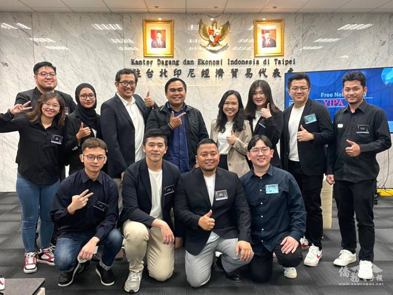黃哲全曾擔任臺灣印尼青年專業人士協會（YIPA Taiwan）幹部，在駐臺北印尼經濟貿易代表處舉行交流活動及職業講座
