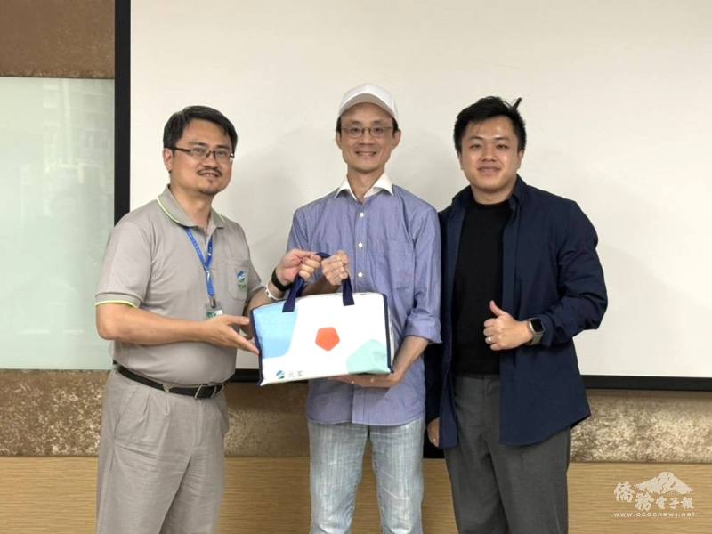 黃哲全(右)與菜蟲食農創辦人李昱德(中)前往元家企業進行技術分享
