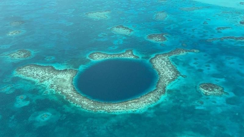俯瞰貝里斯大藍洞（Great Blue Hole）美景