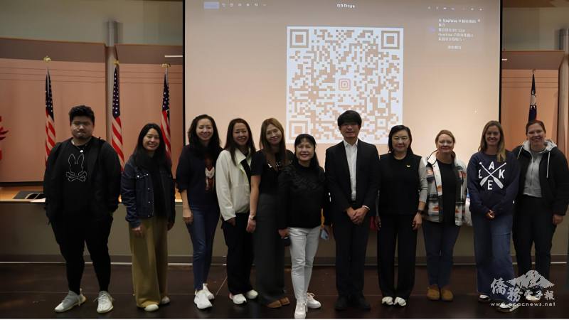 芝加哥文教中心主任蔡季穎（右5）、周宜樺（右4）、巴靈頓中學老師陳詩嫚（右6）與家長合影