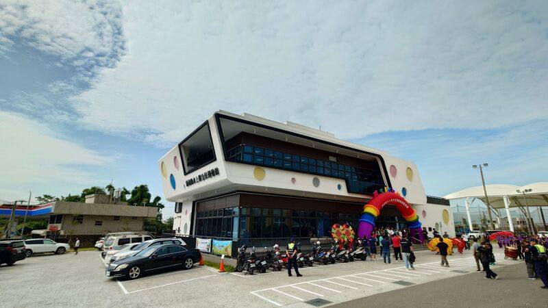 嘉義縣水上鄉全民運動館30日開幕，館內設置瑜珈韻律教室、健身房、全齡體適能訓練場、羽球場等空間，滿足運動人口多元需求。