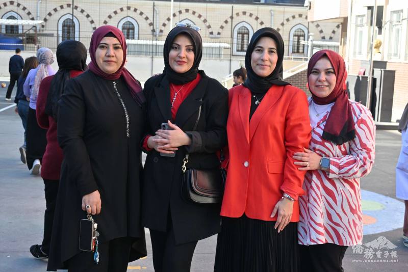 參與此次國慶活動的部分教師合影留念，其中左二為土耳其文老師 Zehra，為此次活動的主要聯繫窗口，協助促成滿納海學校與Sultangazi Piri Reis中學的交流與合作