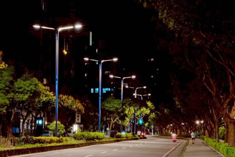 由新竹縣竹北市公所編列經費的「興隆路路燈汰換工程」第1期範圍涵蓋興隆路一至三段，共安裝87支專利「竹北燈」，近日已完工啟用。（竹北市公所提供）