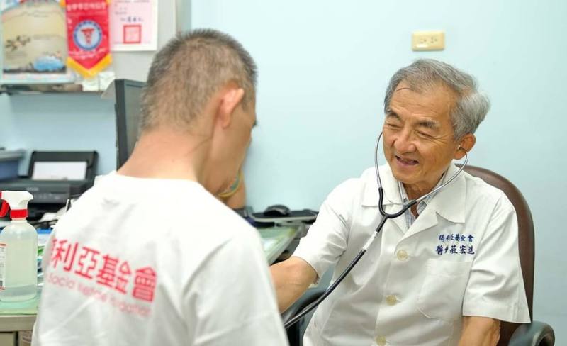 瑪利亞基金會創辦人莊宏達（右）於民國75年在台中開設「莊小兒科」，並在民國77年創立「瑪利亞社會福利基金會」，如今高齡80歲的他，仍持續為心智障礙者看診。（民眾提供）