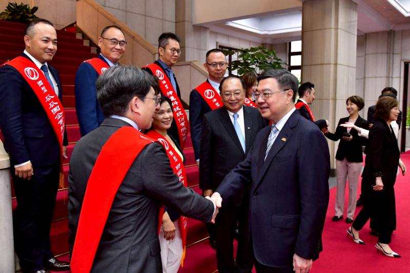 行政院長卓榮泰29日接見「第34屆國家磐石獎暨第27屆海外台商磐石獎得獎企業」