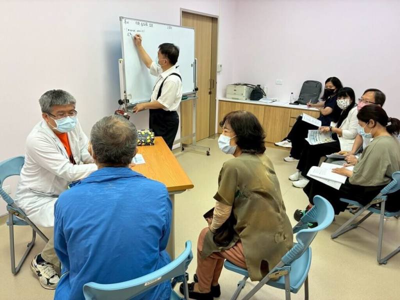高雄市立聯合醫院10月與台灣心理腫瘤學會聯合舉辦「癌症病情告知SHARE model溝通技巧工作坊」，透過精進醫病溝通，提升早期診斷率，讓病人更願意參與治療。圖為工作坊模擬病情告知情形。（高雄市立聯合醫院提供）