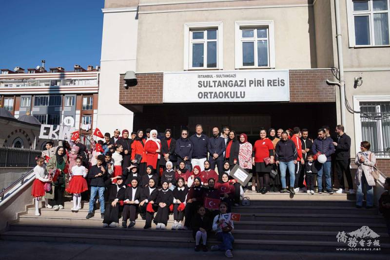 滿納海與Sultangazi Piri Reis中學師生於校內歡聚合影，以笑容記錄下跨文化交流的美好時刻