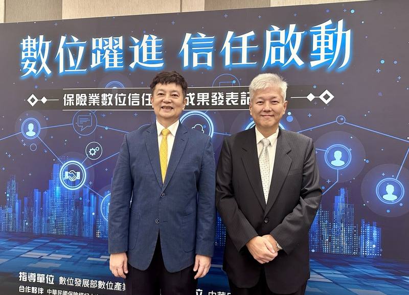 壽險公會29日舉行「數位躍進．信任啟動─保險業數位信任服務成果發表會」。壽險公會表示，台灣在AI產業應占有一定地位，可在相關領域發展適當投資標的，有助於保險業去化資金。圖為壽險公會理事長陳慧遊（左）與副秘書長金憶惠（右）。