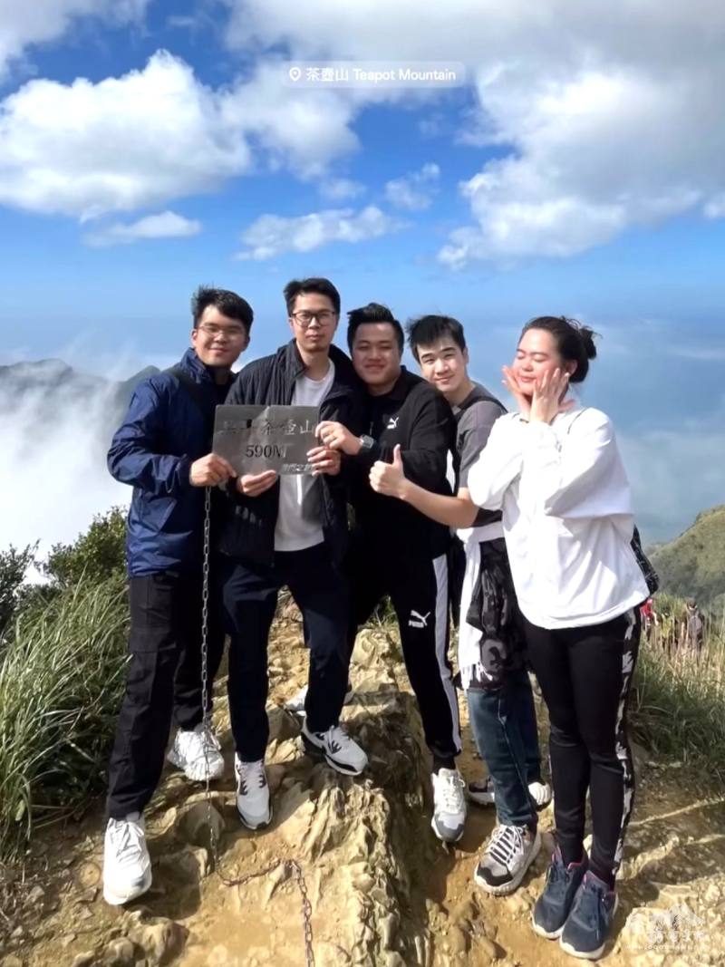 黃哲全與朋友們登頂新北瑞芳「茶壺山」