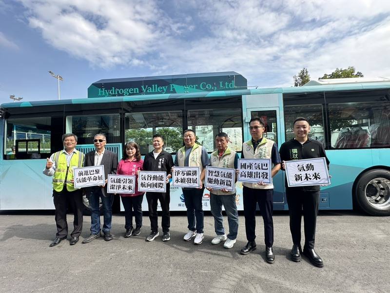 新創公司「氫谷動能」30日在高雄市議會舉辦首輛國產氫能巴士啟航儀式，氫谷動能董事長鄭英豪（左）、高雄市議會副議長曾俊傑（左4）等人出席與會。