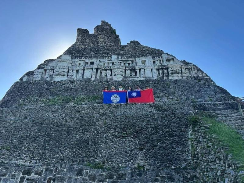 觀光踩線團參訪貝里斯蘇南圖尼奇（Xunantunich）馬雅文明遺址