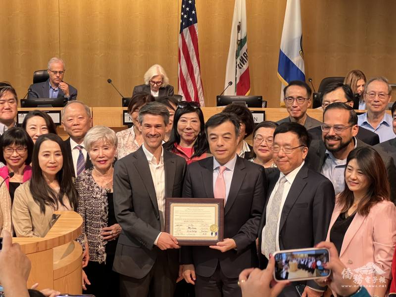Matt Mahan（前排左3）在市議會上，向駐舊金山辦事處處長伍志翔（前排右3）頒發中華民國臺灣日的命名賀狀