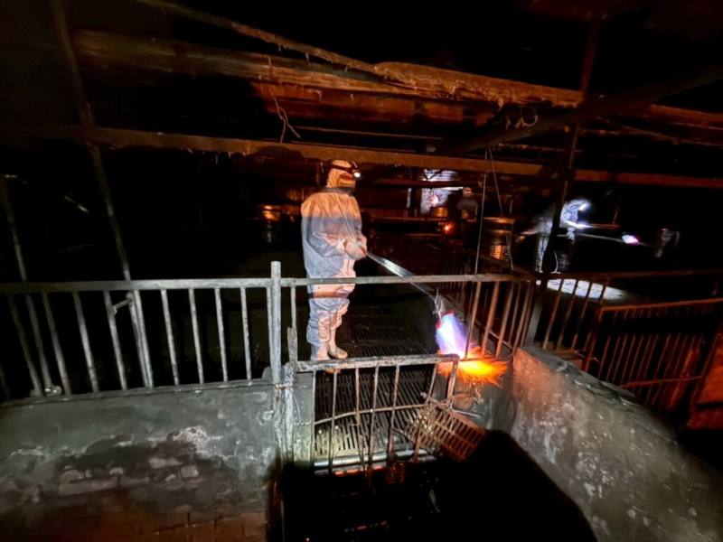 台中位於梧棲的養豬場爆發非洲豬瘟疫情，清消後仍驗出病毒，台中市府28日至29日凌晨再將案例場全面清消，並動用火焰槍上陣。（台中市政府提供）