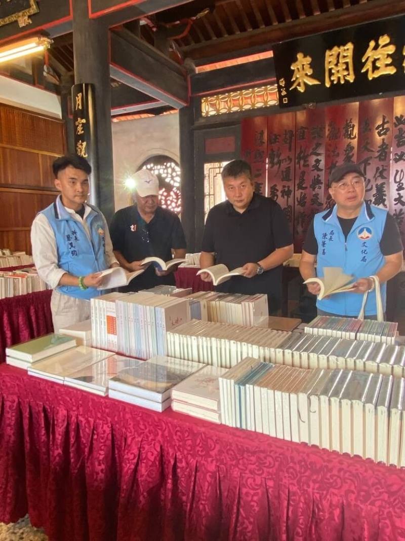 第19屆金門書展31日在金城浯江書院開幕，展出近2年中國出版優秀簡體圖書，結合台灣相關暢銷書籍共同展售，內容涵蓋文學藝術、社會科學、兒童繪本等主題。（金門縣文化局提供）