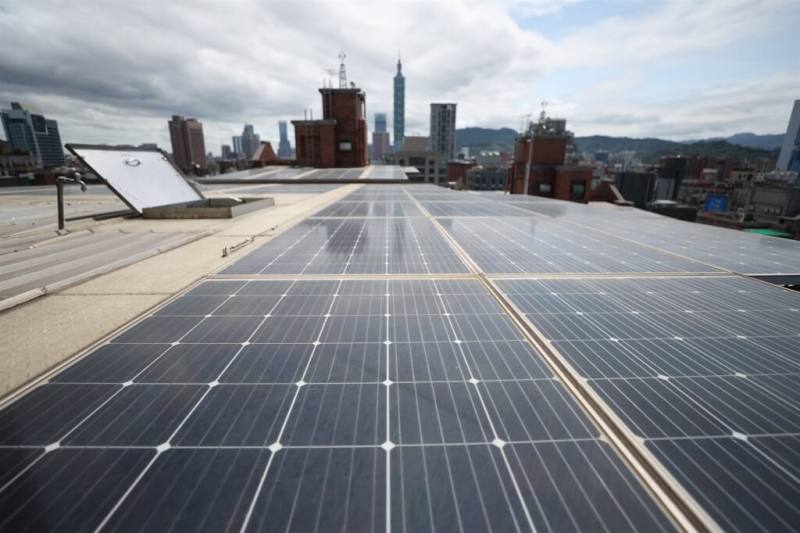 圖為信義新城頂樓的太陽能板。（中央社檔案照片）