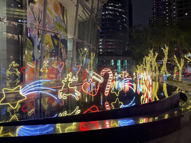 新北市觀旅局30日表示，「2025新北歡樂耶誕城」將於11月14日熱鬧開城，周邊燈飾已陸續布置完成，市府前的燈飾近期入夜後也進行點燈測試