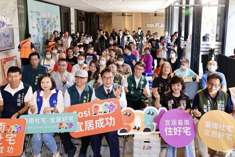 台南市首批社會住宅繼仁德區「宜居仁愛」營運後，永康區「宜居成功」103戶也於31日熱鬧入住，台南市長黃偉哲（前左4）等人出席祝賀。（台南市政府提供）