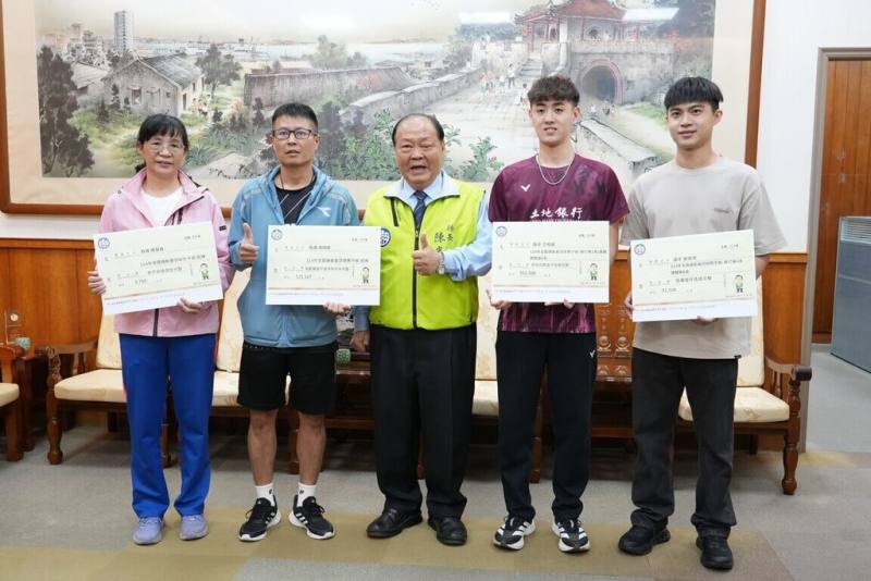 114年全國運動會澎湖縣羽球代表隊表現出色，縣長陳光復（中）30日在縣府接見選手與教練，並頒發獎勵金，肯定他們在賽場上全力以赴、為澎湖爭光的傑出表現。（澎湖縣政府提供）