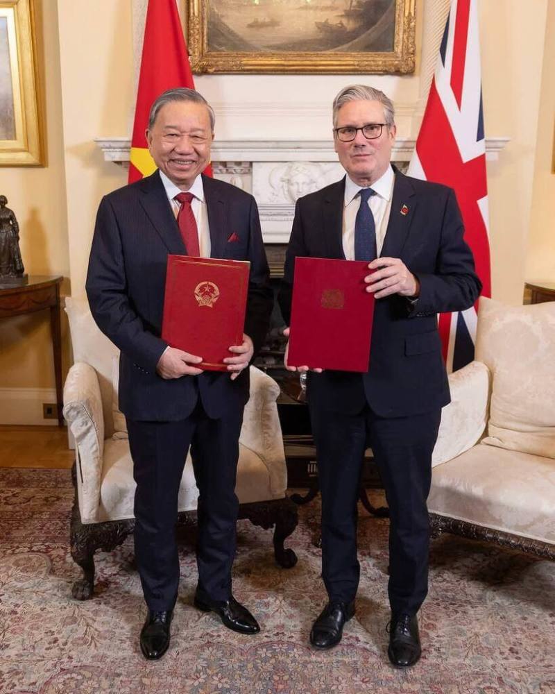 越共總書記蘇林（左）28日至30日出訪英國，29日在倫敦與英國首相施凱爾（右）會談，會後發表聯合聲明，正式將雙邊關係提升為全面戰略夥伴關係，加強在政治、國防、安全、科技、金融、能源等合作。（駐越南英國大使館提供）