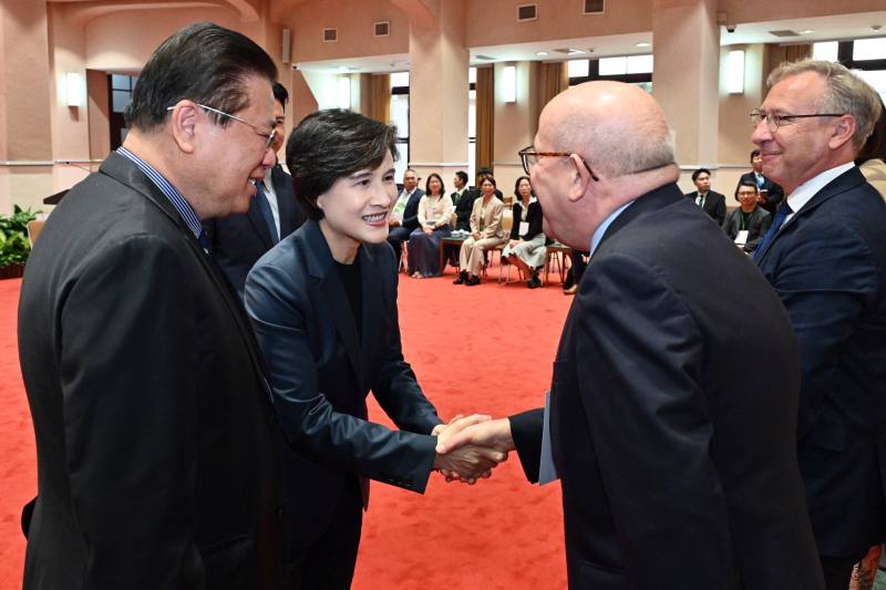 行政院副院長鄭麗君30日接見金商獎中外得獎企業