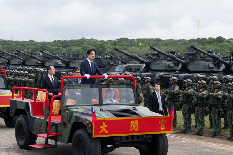 總統宣布成軍令，並進行新、舊戰車部隊任務交接儀式及校閱部隊