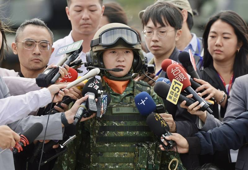 陸軍30日在新竹湖口營區舉行裝甲第584旅聯兵三營換裝M1A2T戰車成軍典禮，聯兵三營中尉排長邱郁晴（前中）受訪表示，M1A2T戰車火力更大，且搭配獵殲系統和遙控槍塔，讓射手及車長能更迅速找到目標、實施射擊