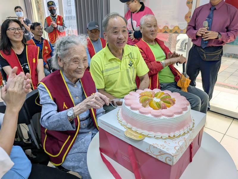 華山基金會金城天使站30日在金門縣長期照顧服務關懷協會舉辦「建站13週年感恩茶會」，會中由106歲人瑞陳阿嬤（前左）切下慶祝天使站13歲的生日蛋糕