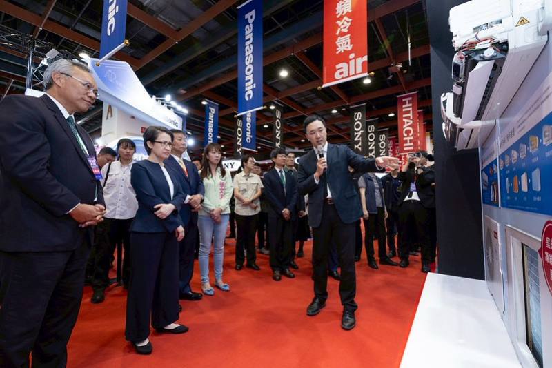 副總統參觀展場攤位