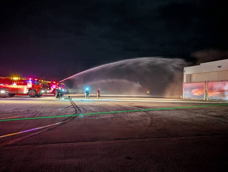 金門航空站30日晚間舉行「機場內夜間空難災害防救演習」，模擬飛機落地失控起火情境，現場實施消防搶救科目