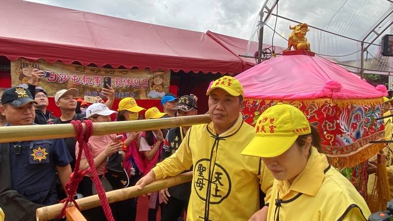 「白沙屯拱天宮媽祖祈安賜福贊境」活動，結合土城北辰宮48週年慶，31日上午在新北市土城區北辰宮舉行，「粉紅超跑」（圖）的媽祖鑾駕在鳴砲後啟駕