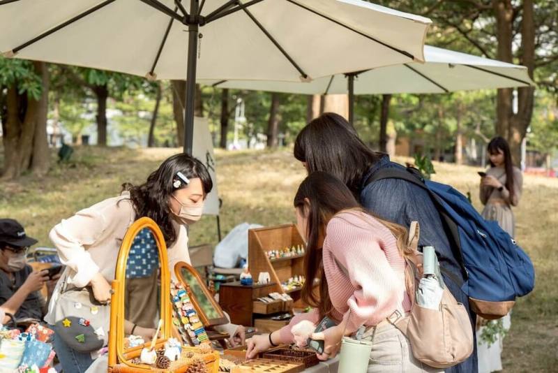 高雄市觀光局「野趣東高雄」活動將於11月8日在六龜新開紀念公園登場。活動結合音樂、市集、手作體驗等，邀請日本熊本特色店家擺攤，共40家台日攤商。（高雄市觀光局提供）