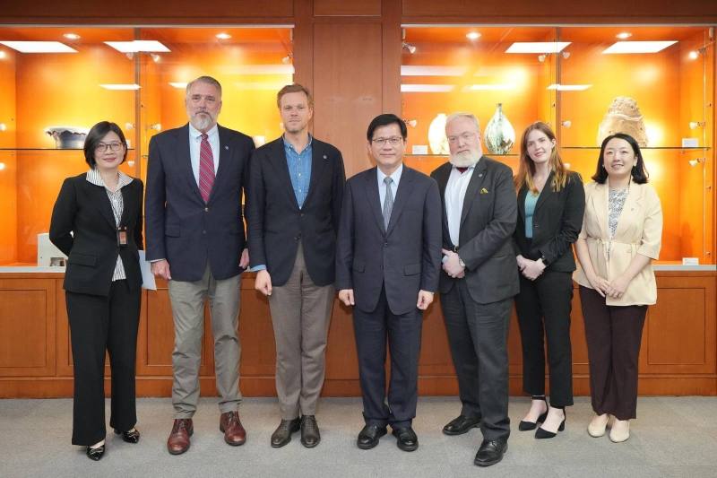 外交部長林佳龍與美國智庫「大西洋理事會」（The Atlantic Council）「2025年跨大西洋高階訪問團」成員合影