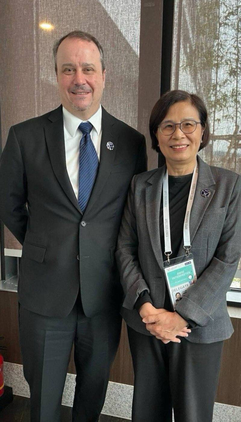 行政院經貿談判辦公室總談判代表楊珍妮（右），在APEC部長級年會期間，與美國副貿易代表史威澤（Rick Switzer）（左）雙邊會談。（APEC台灣代表團提供）