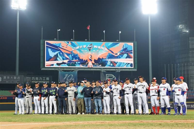 中華職棒今天宣布，亞洲冬季棒球聯盟將於11月15日開打，今年集結來自台、日、韓共5支球隊。圖為113年由日職白隊與日本社會人隊爭冠。