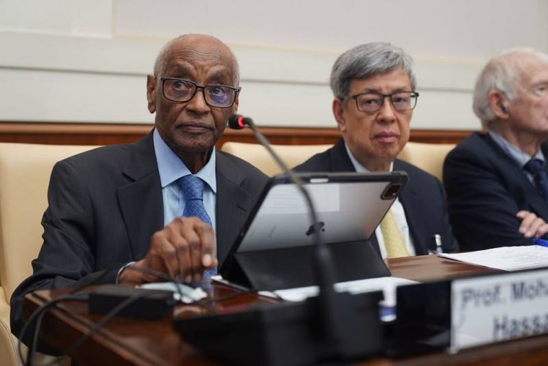 前副總統陳建仁（左2）出席教廷宗座科學院舉行的氣候變遷研討會，他表示會議探討如何將環境課程落實到各學齡層的教育體系，會中具體參考了許多國家的作法，讓他收穫良多。（陳建仁提供）