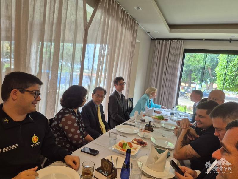 代表廖志賢（左排右三）和與會來賓互動交流