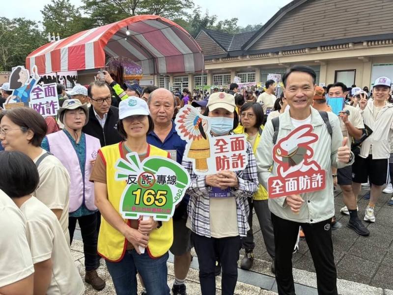 元太慈愛人文推廣協進會攜手台北地檢署等單位舉辦「神獸盃公益路跑」，1日在台北市立動物園登場，北檢並於現場設攤進行反毒詐趣味宣導活動，吸引民眾參與。（台北地檢署提供）