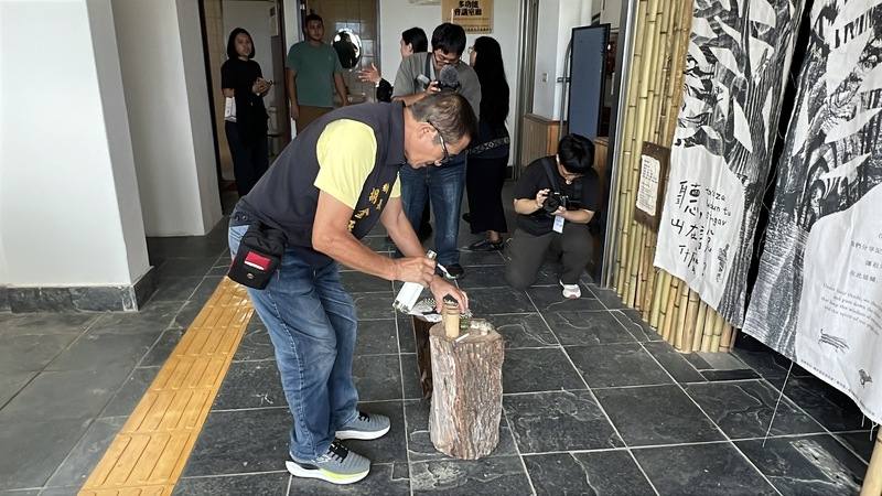 位於台東縣海端鄉公所布農族文化館內的「山野教育室」31日啟用，盼能成為海端鄉山林旅遊文化推廣的重要平台，鄉長胡金至（前）現場遵循布農族人進入山林的傳統儀式，為專題展出揭幕