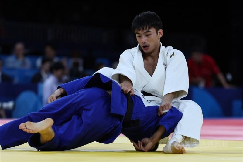 台灣「柔道男神」楊勇緯（白衣者），1日在黃金海岸大洋洲公開賽的男子60公斤級金牌戰，以1比0擊敗法國好手梅林（Maxime Merlin），進帳本季首面國際賽金牌。（中央社檔案照片）