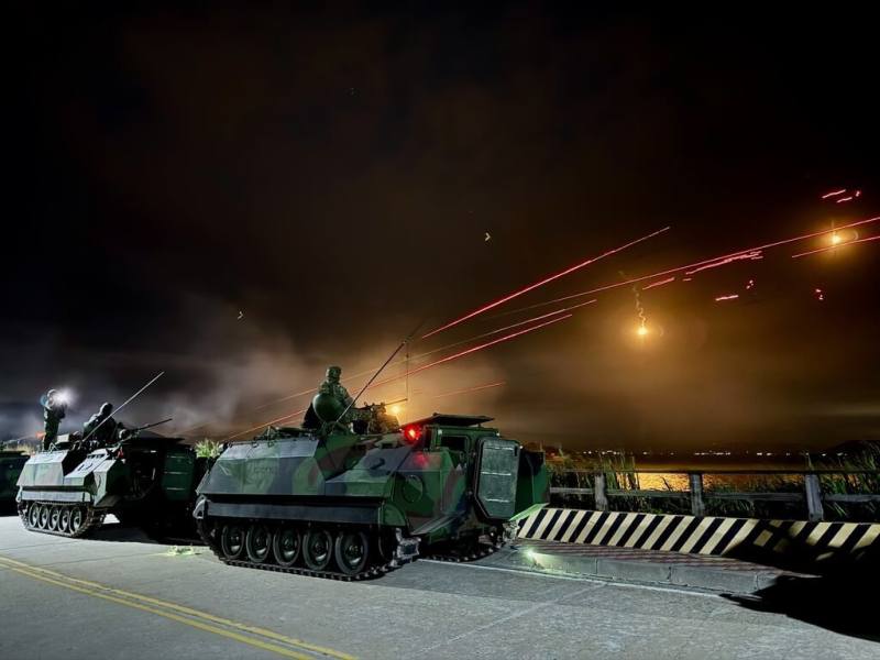 馬祖防衛指揮部31日晚間在南竿地區實施「114年第4季雲台操演」，運用監偵型無人機、81迫砲、105榴砲、20機砲、50機槍、T74機槍、M249機槍及CM21甲車等建制武器，依據戰術構想實施防護與反擊射擊，展現部隊平時紮實訓練成果。（馬祖防衛指揮部提供）