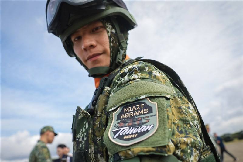 A soldier with the emblem of the newly commissioned M1A2T Abrams tank battalion poses in Hsinchu County on Friday. CNA photo Oct. 31, 2025