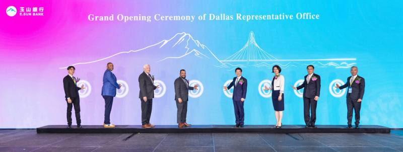 玉山銀行31日表示，玉山達拉斯代表人辦事處10月15日正式開業，並於10月30日舉行開業晚宴。圖為玉山金控董事長黃男州（右4）與達拉斯副市長莫雷諾（Jesse Moreno）（左4）。（玉山銀行提供）